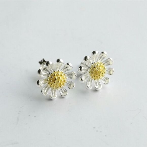 New sterling silver 14k gold daisy stud earrings - Picture 4 of 9